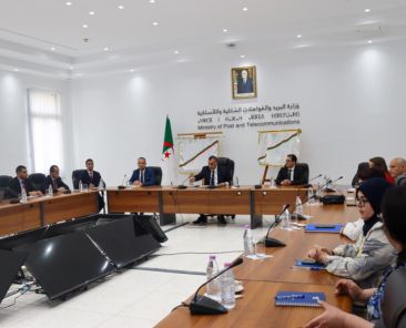 إصدار طابعين بريديين