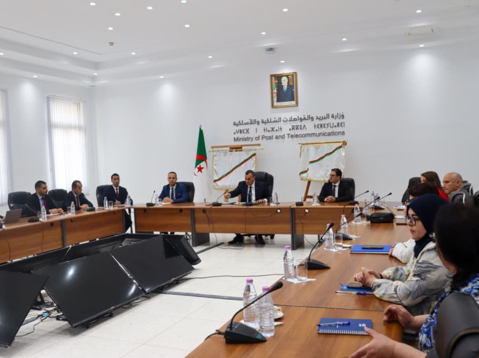 إصدار طابعين بريديين
